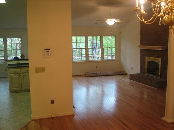 3rd image of 882 Holly Grove Dr