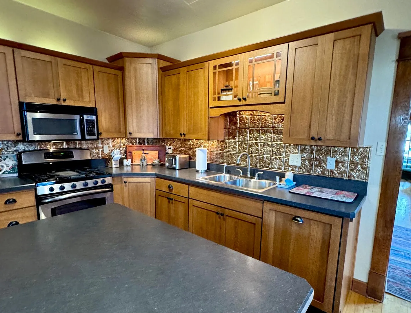 Timeless Elegance with Old-World Charm A Home That Takes You Back in Time — Photo 2