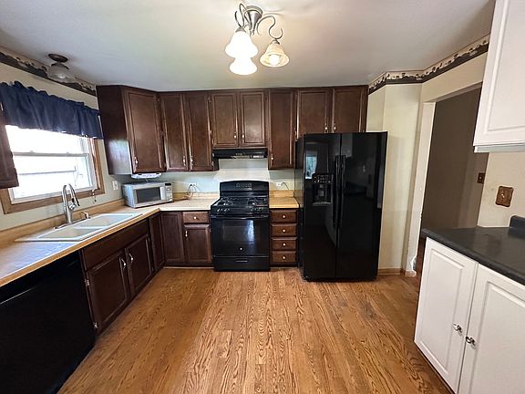 5th image of 863 Pleasant St