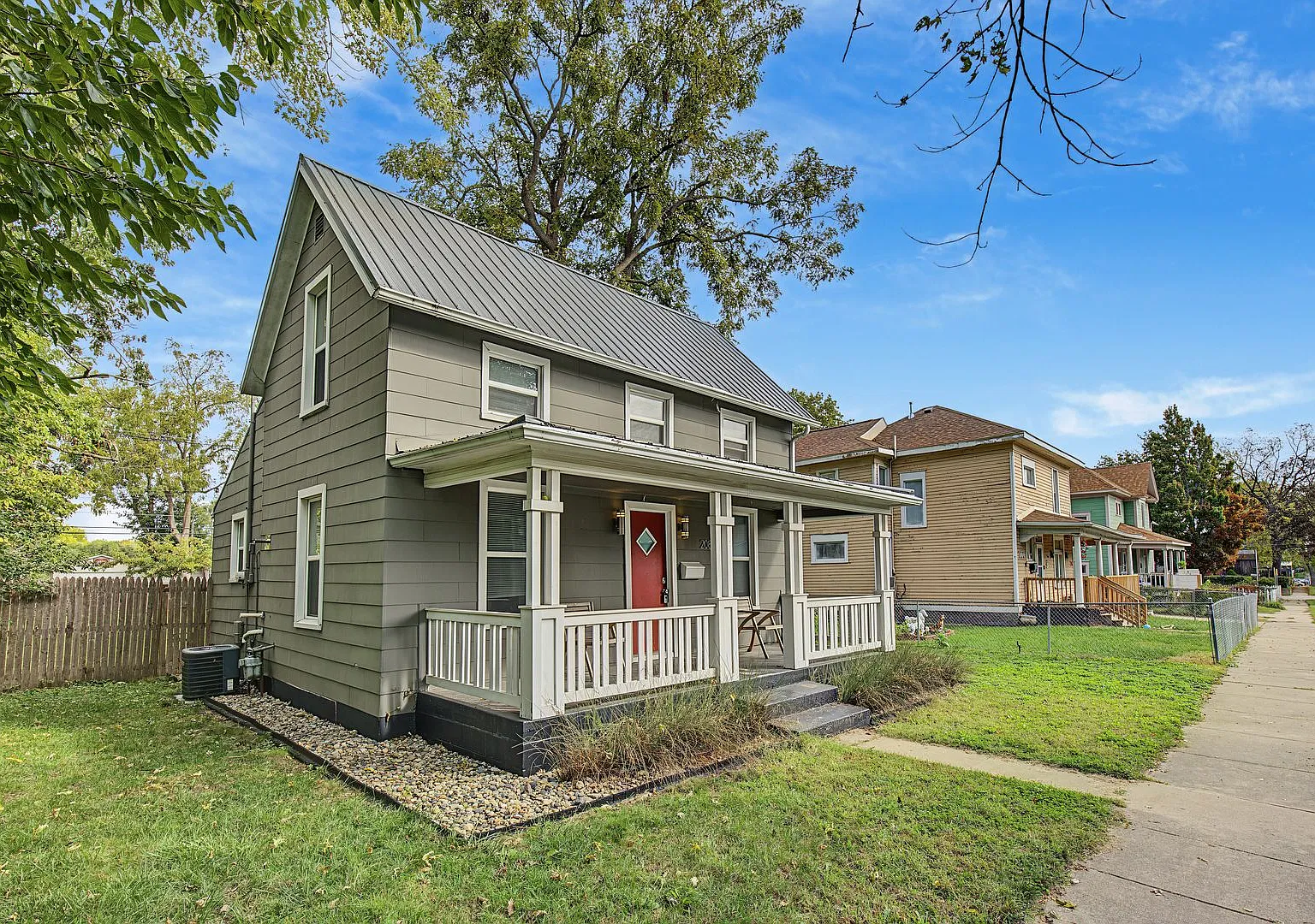Charming 2-Bedroom with Fenced Backyard & Detached Garage in Champaign (sublease through 3/06/27 — Photo 4