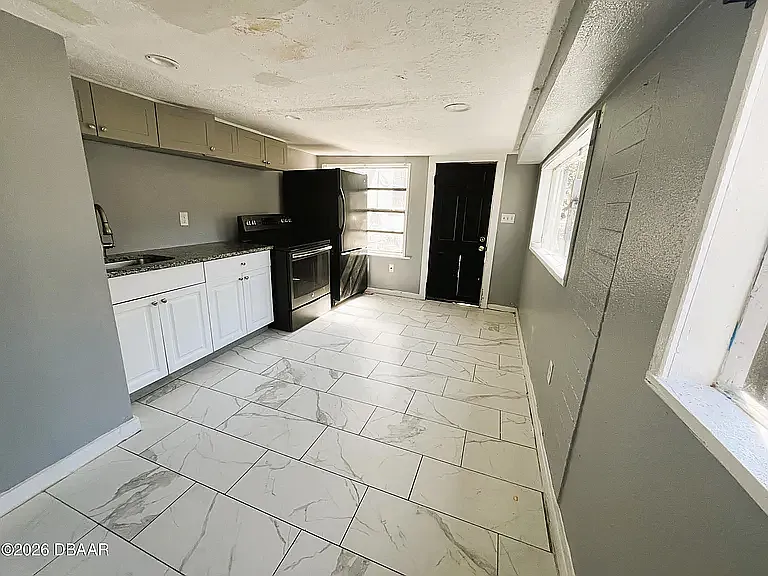 318 Hobart Ave — Photo 25