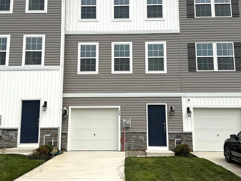 128 Essex Dr — Photo 1