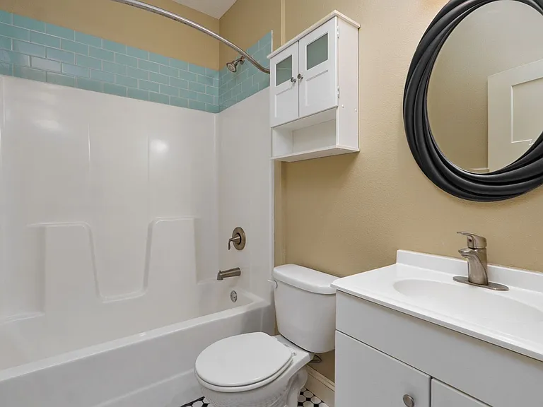 1040 E Walnut St — Photo 31
