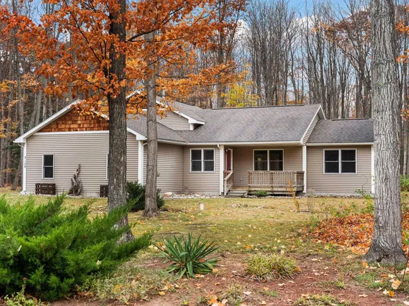 2129 Morgan Run Dr, Interlochen, MI 49643