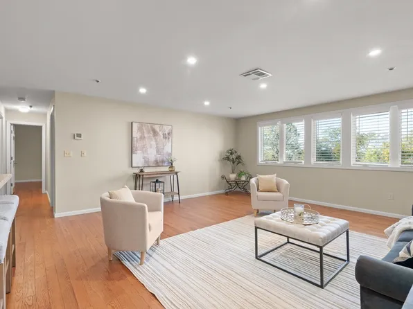 38 Dunham Rd APT 204, Beverly, MA 01915