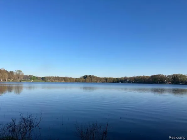 2226 Shoreline Dr, Lapeer, MI 48446