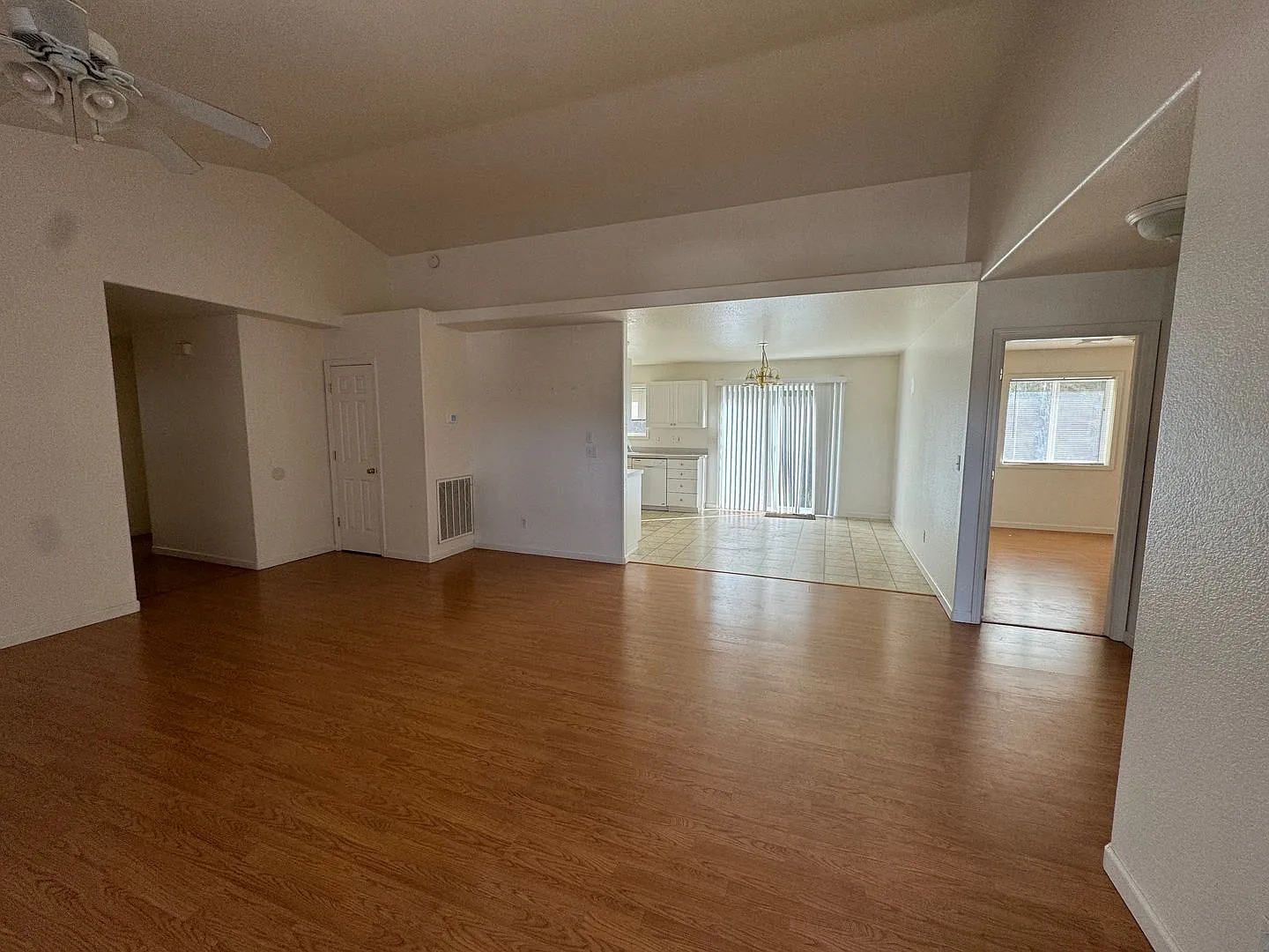 3-Bedroom 2 bath with 2 car garage in Green — Photo 4