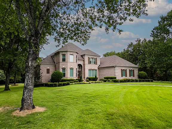 3rd image of 105 Edgewood Dr