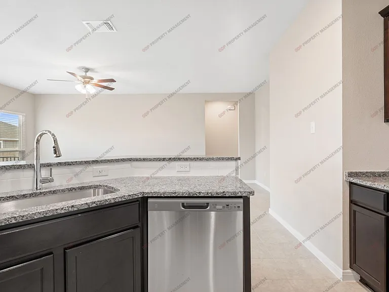 625 Oxford Ln — Photo 15