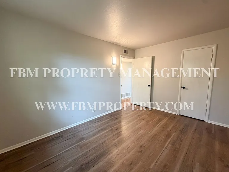 518 N Rogers St #202 — Photo 15