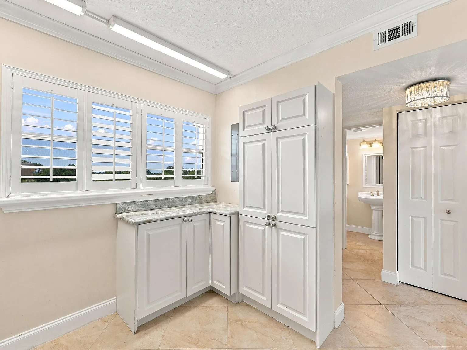 1 bed, 1.5 bath, 969 sqft, $1,950 — Photo 4