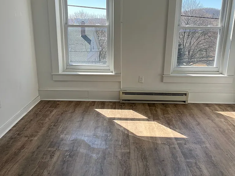 307 Main St — Photo 4