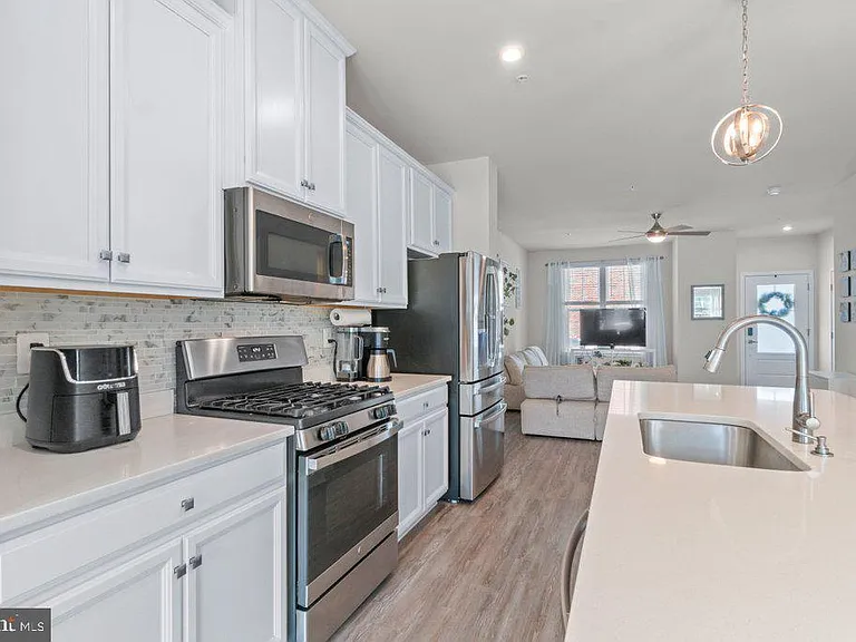 6247 Islington St — Photo 10