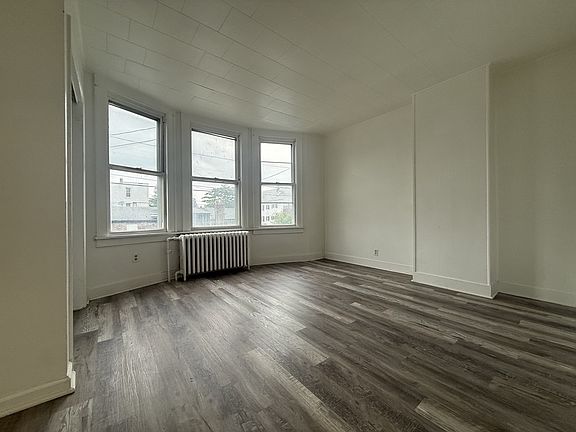 3rd image of 292 Catherine St Floor 2
