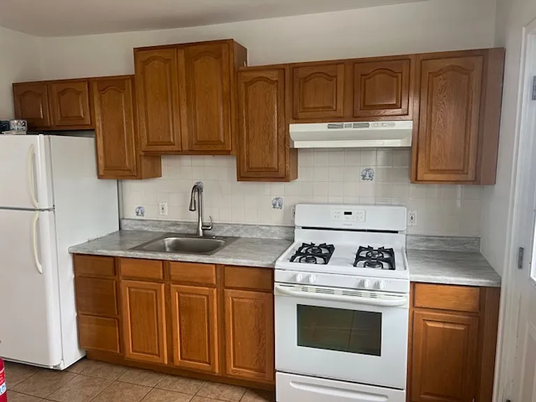 24 Bay Ave — Photo 5