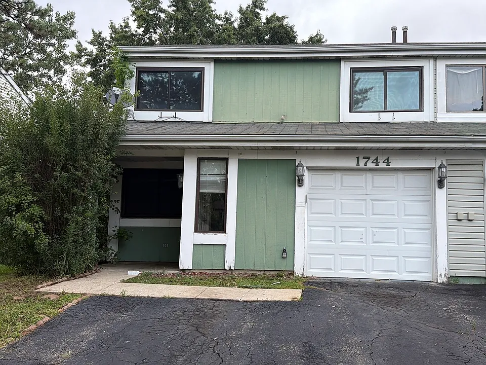 1744 De Forest Ln