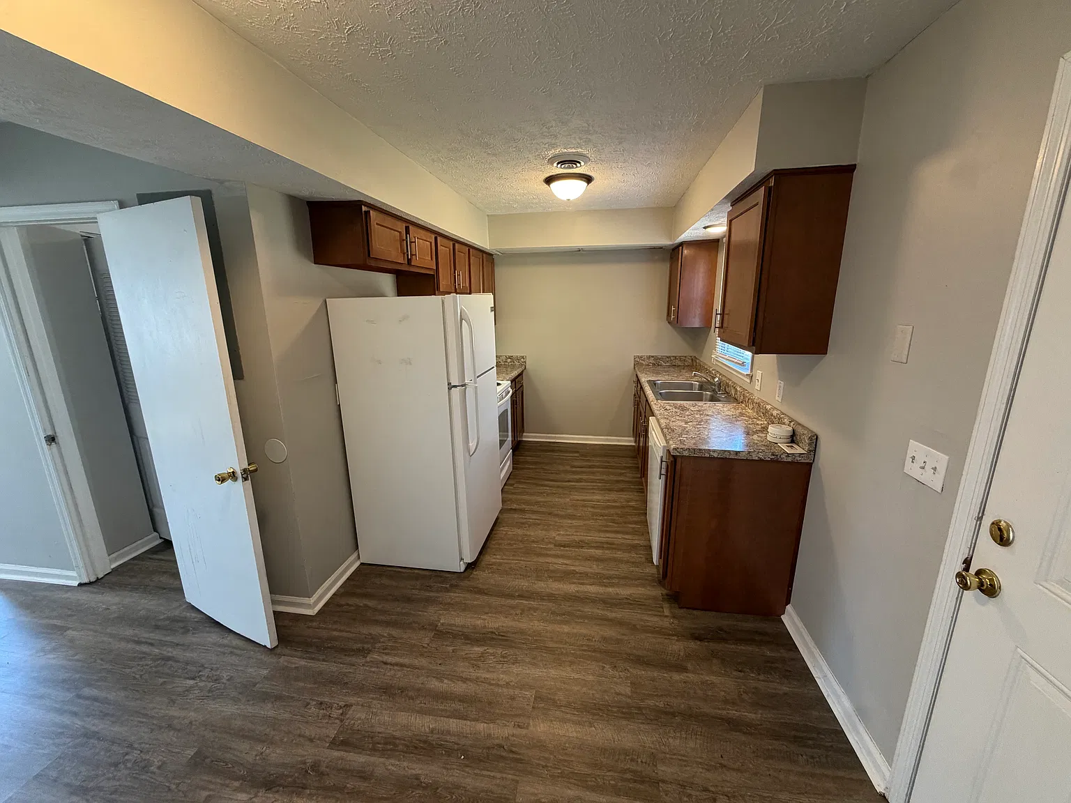 2 bed, 1.5 bath, $975 — Photo 2