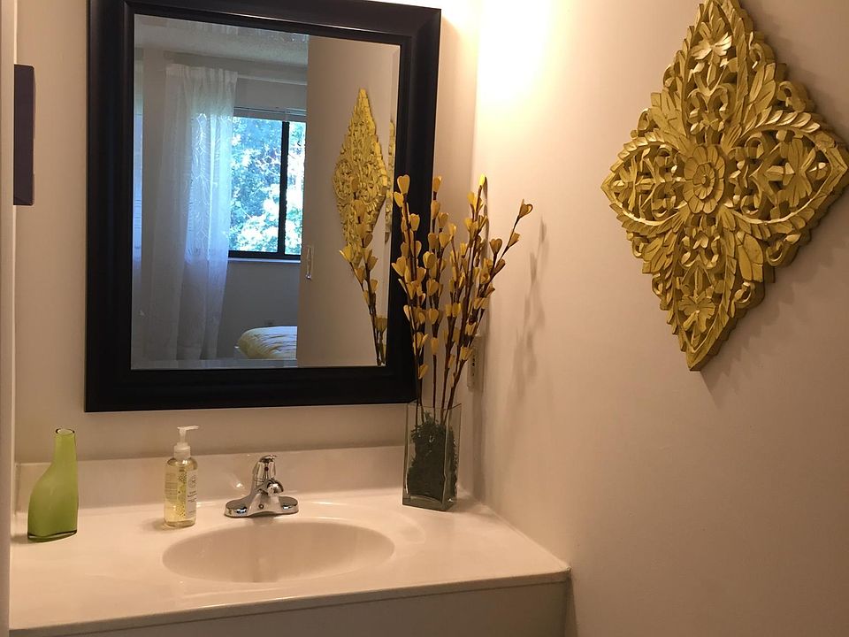 2nd image of 220 Fieldstone Dr APT 12