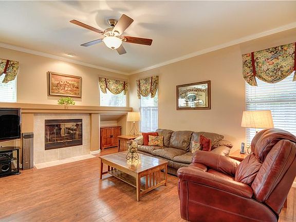 4th image of 384 Farmington Cir