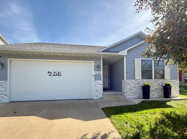 2545 Whispering Ridge Dr, Des Moines, IA 50320