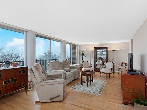 3rd image of 4170 N Marine Dr APT 4B