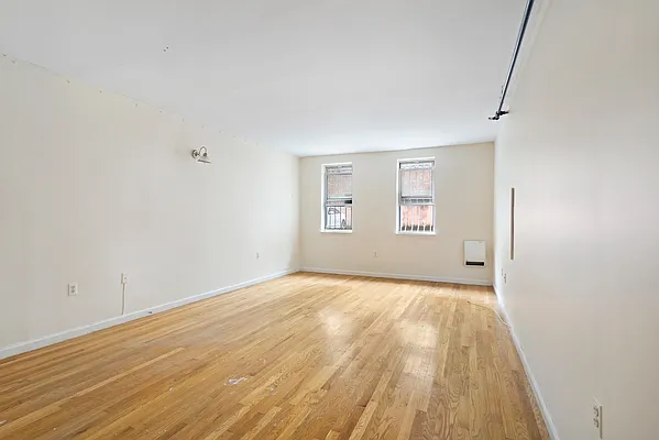 Rented by Safdie Realty Group | media 16