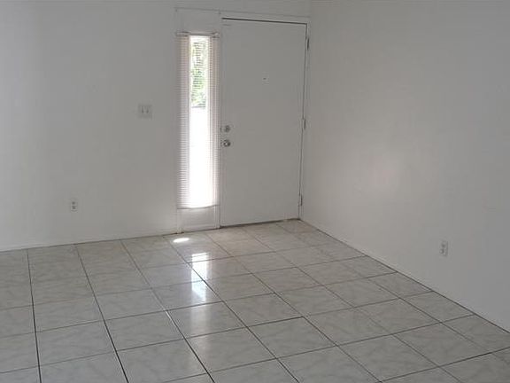 3rd image of 600 Saint Petersburg Dr W APT B