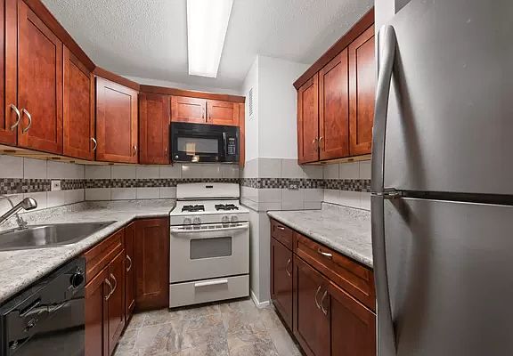 4th image of 333 Pearl St APT 6E