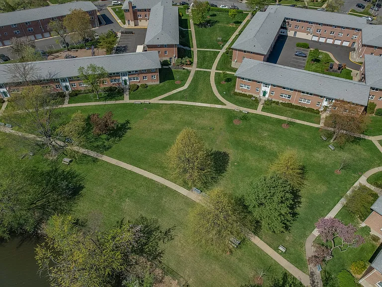 Crestwood Lake Apartments — Photo 5