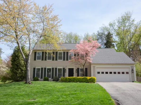 10 Moss Rd, Sterling, VA 20165