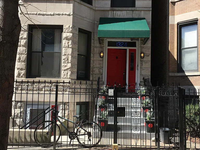 Well kept, secure grey stone in safe quiet area. condos all around , 10 min walk to dining , bars and Blue line train at Damen and North ave.