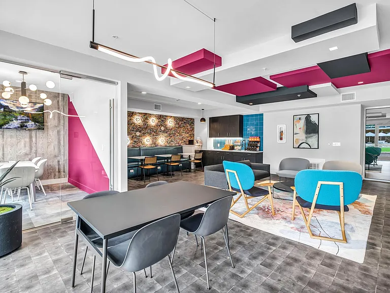 The Quarters Sterling House (Student Housing - Rent by the Bed) — Photo 1