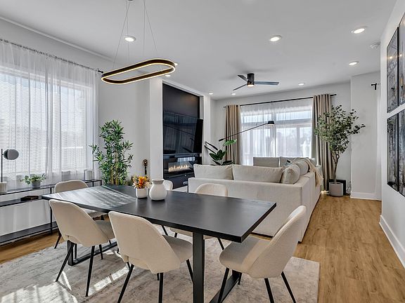 Dining area seats 6