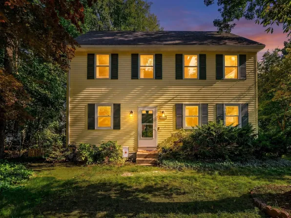 203 Lakeview Ave, Tyngsboro, MA 01879