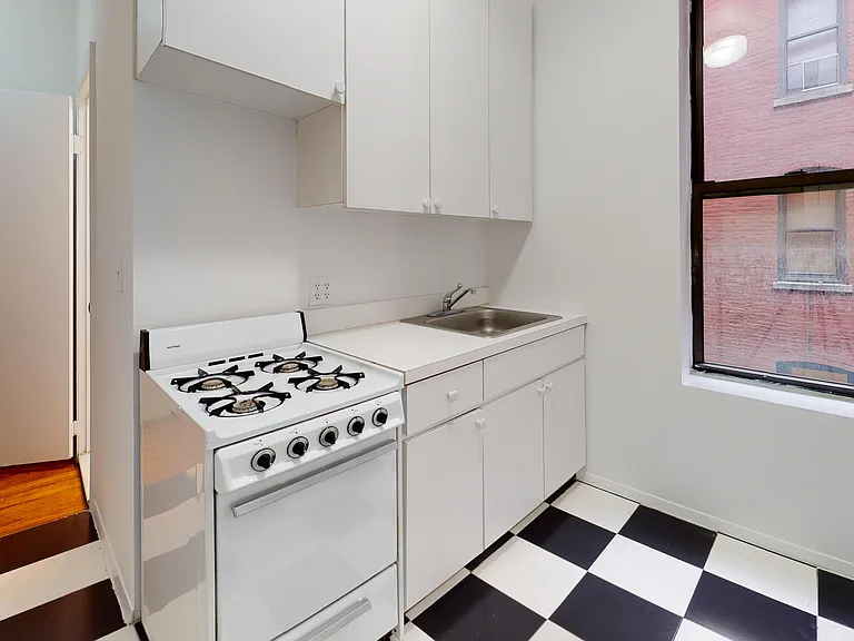 415 E 73rd St #2E — Photo 4