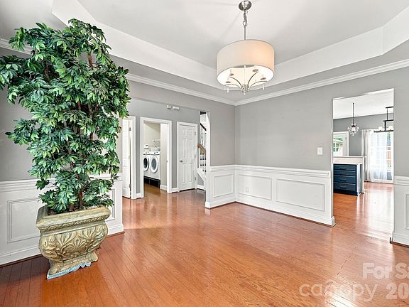 5th image of 8821 Hambright Rd