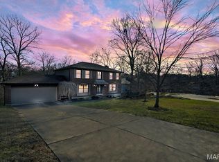 710 Briarfarm Ln, Saint Louis, MO 63122