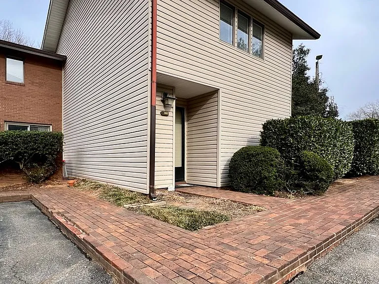 207 Forest View Ct — Photo 2