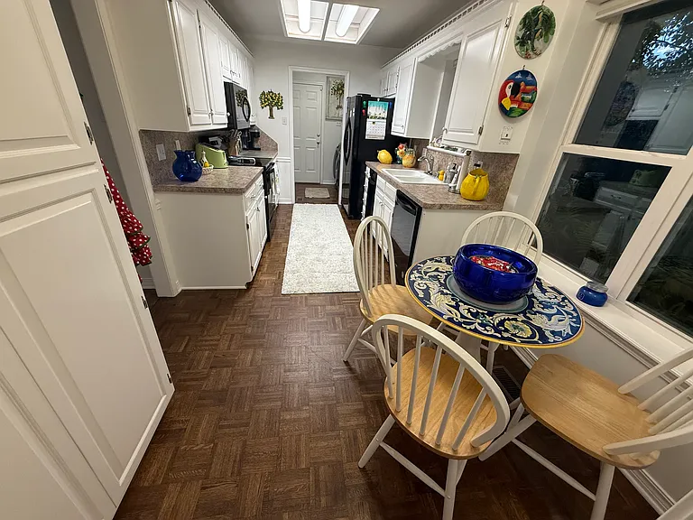 Kitchen mini-dining.