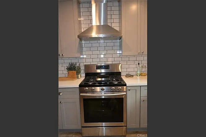 3 bed, 1168 sqft, $3,200 — Photo 2