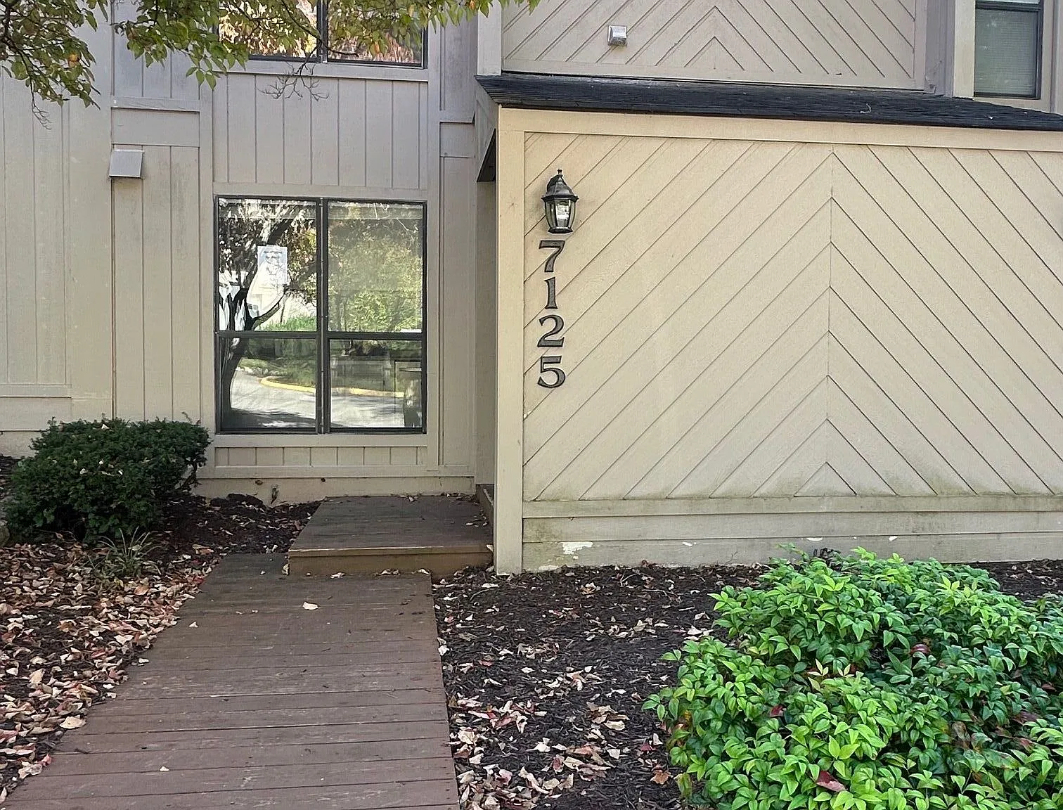 2 bed, 1.5 bath, 1044 sqft, $1,600 — Photo 1