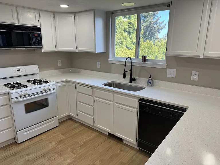 399 Kevin Ct SE — Photo 3