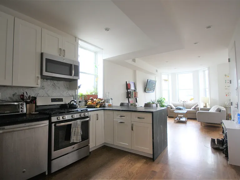 259 Hart St #3 — Photo 6