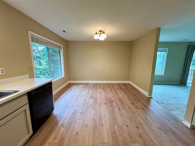 Remodeled 3BR in Mountain Park | Primary Suite + Deck | Lake Oswego — Photo 8