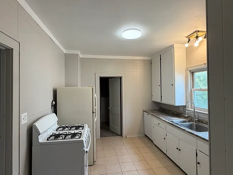 324 W 28th St #1 — Photo 12