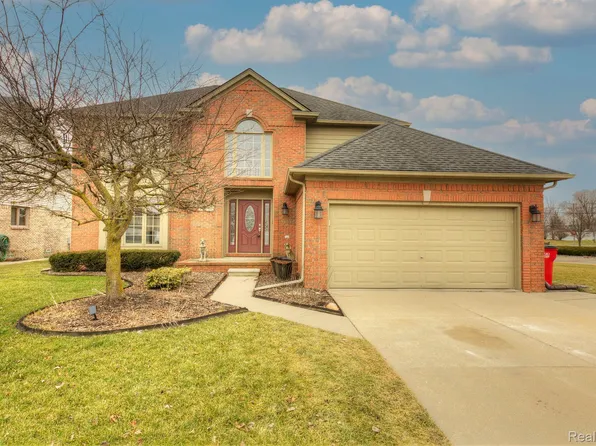 30040 Crescent Dr, Chesterfield, MI 48051