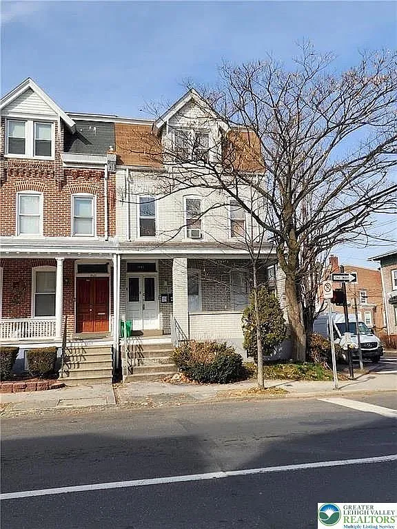 3 bed, 1.5 bath, 4560 sqft, $2,300 — Photo 2