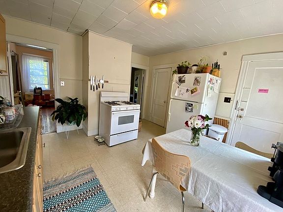 3rd image of 18 Lincoln Pkwy #3