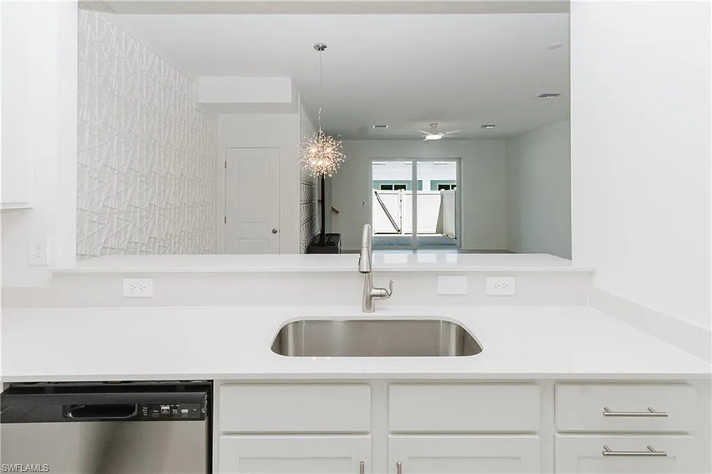 3 bed, 2.5 bath, 1879 sqft, $2,195 — Photo 3