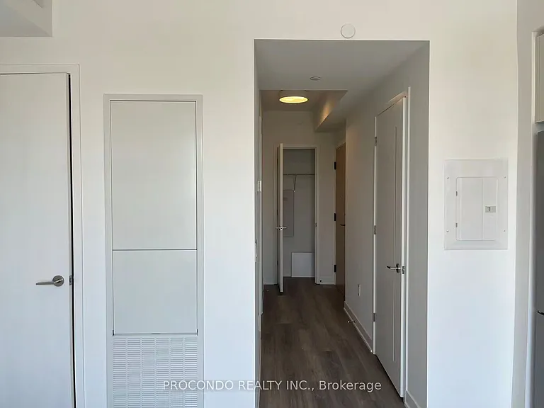 10 Oak St #2010 — Photo 3